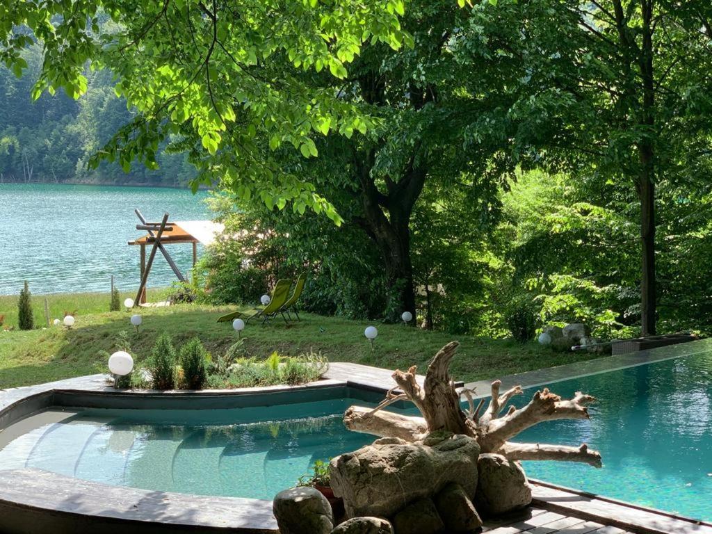 Luxury Lake House & Glamping Villa Tesila Bagian luar foto